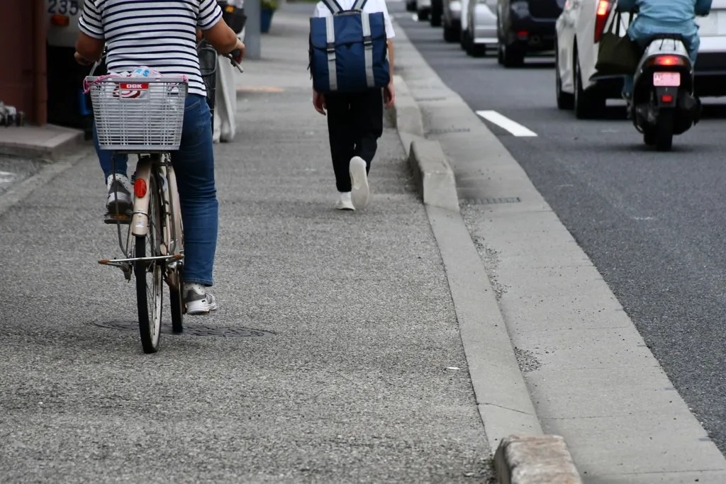 在日本允許自行車通行的人行道上騎行的自行車